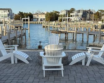 Bayfront with dock, waters edge fire pit, Beach Haven Park, Long Beach Island. - Long Beach - Patio