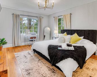 Charming Getaway, Minutes to Everything! - Charlotte - Schlafzimmer