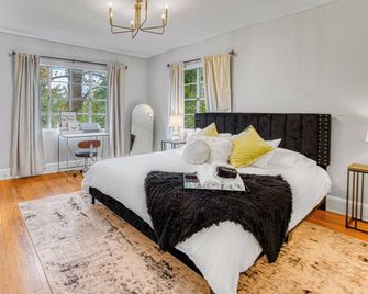 Charming Getaway, Minutes to Everything! - Charlotte - Schlafzimmer