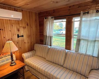 Family Vacation Home close to the sand beach - York - Living room