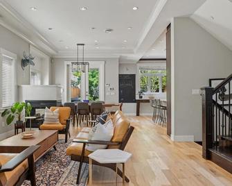 Gorgeous luxury 7 bedroom property (2 suites together as one rental) - Vancouver