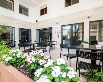 دي بالم - أولبيا - شرفة مرصوفة