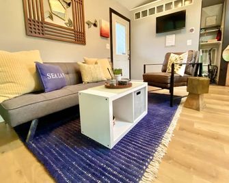 The Sea Shack--Perfect For Mardi Gras, Rodeo, Blocks Away From Boat Ramp And Bay - Dickinson - Living room