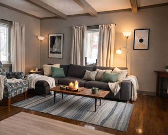 Steps to Nubs Nob, 5 min to Golf, 10 min to Harbor Springs 2BR - Harbor Springs - Sala de estar