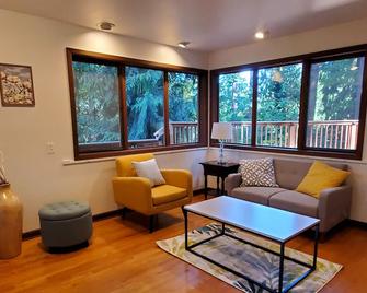 Spacious Cabin with hot tub, sauna, AC, loft, king bed, free parking - Seattle - Living room