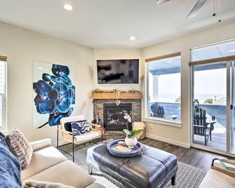 The Moby House Coastal Retreat with Ocean Views & Hot Tub - Depoe Bay - Sala de estar