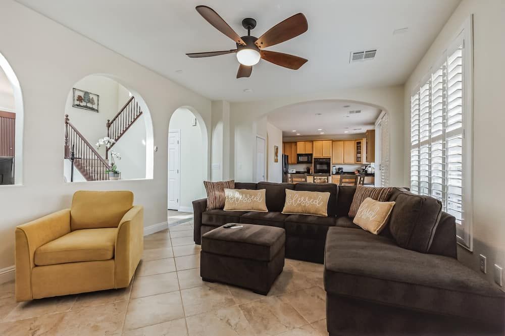 Private and Stylish Home in desirable gated community in Summerlin West - Summerlin South - סלון