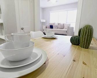 Trendy Flat, Lower-Greenville Ave Area - Dallas - Dining room