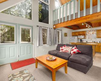 Cozy chalet near the slopes with WiFi, full kitchen, & hot tub - Girdwood - Living room