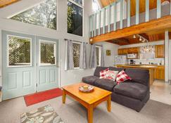 Cozy chalet near the slopes with WiFi, full kitchen, & hot tub - Girdwood - Wohnzimmer