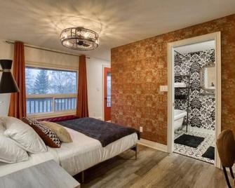 Rustic Elegant Stays in Niagara Benchlands - Smithville - Bedroom