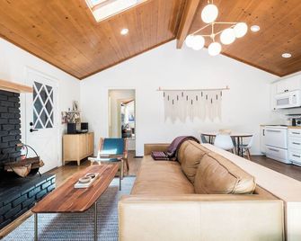 Mountain mod cabin w/ EV charging - Fernwood - Idyllwild - Living room