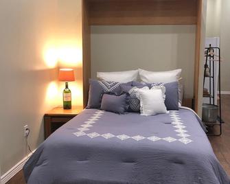 Court Haus on Main Street - Buffalo - Bedroom