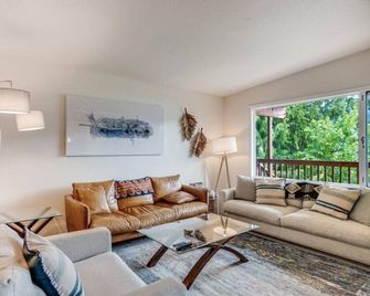 Lake View 3-Bed Retreat by Ainsworth Hot Springs - Ainsworth - Living room