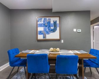 Remodeled 4-bedroom house near downtown Dallas with WiFi, AC - דאלאס - חדר אוכל