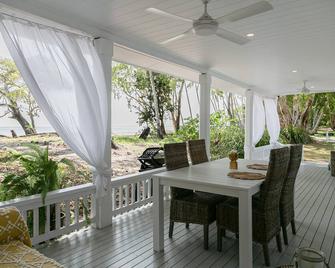 Beachfront cottage on the world famous 4 Mile Beach, Port Douglas. - Craiglie - Innenhof