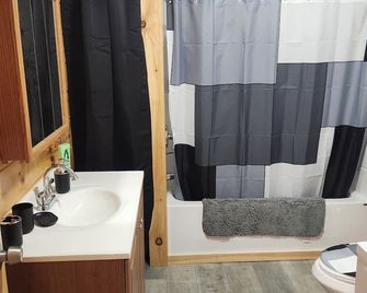 Cozy 2-bedroom house in Bingham with direct trail access - Bingham