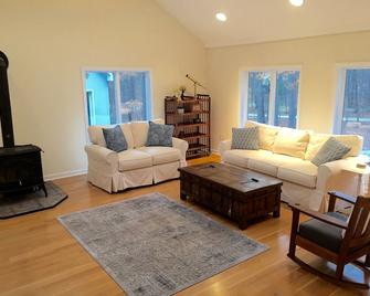 Private Country Retreat in Lovely Lakeville CT - 翠湖天地（康涅狄格州） - 客廳