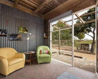 Bed in a Shed Stayz Holiday Home Awards Finalist - Watervale - Sala de estar