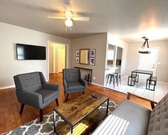 Affordable Home by Tinker and 6 mi to Downtown OKC - Del City - Obývací pokoj