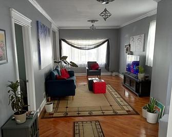 Cozy Updated 3-BR apartment near Peace Bridge - Buffalo - Living room