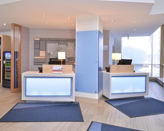 Holiday Inn Express & Suites Buffalo Downtown - Medical Ctr By IHG - Buffalo - Receptionist