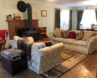 Wildlife Preserve, Country Cottage, Spacious - Cave Junction - Living room