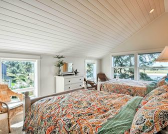 Waterfront Seaside Beach Home w/ Views & Hot Tub! - Seaside