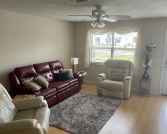 Private heated in-ground pool oasis with golf cart! - Lady Lake - Living room
