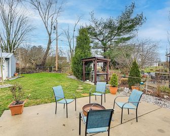 Family-Friendly Home with Yard 27 Mi to Nashville! - Springfield - Patio