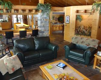 Forest Gardens Getaway Is A Bed And Breakfast Located In The Beautiful Up! - Watersmeet - Sala de estar