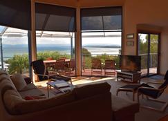 Waterline Holiday Home - Coles Bay - Living room