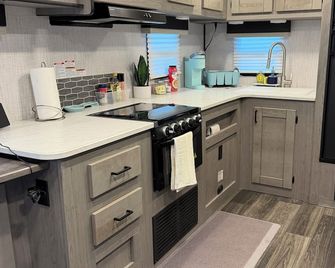 Enjoy a cozy getaway in this modern 1-bedroom place. - Rosenberg - Keuken