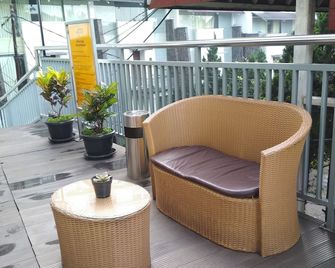 Brand New Studio Beverly Dago Apartment Near Itb - Bandung - Balcony