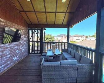 Sophisticated 5br 2,5ba Holiday Villa - Pool Sauna Hot Tub - Grand Prairie - Balcón
