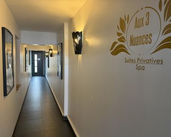 Aux 3 Nuances Suites Privatives & Spa - Calais - Hallway