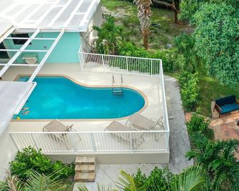 Beautifully Renovated 5 bedroom Vero Beach Beach House with Pool Pet Friendly - Vero Beach - Piscina