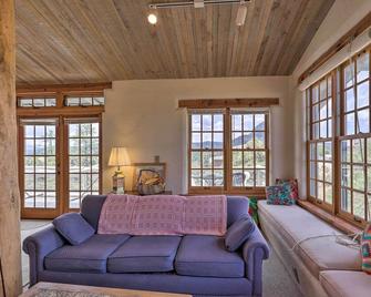 Hike and Relax Prescott Studio with Thumb Butte Views - Prescott - Living room