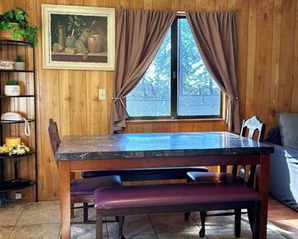 3-bedroom cabin with AC, WiFi in charming Oakhurst. Near Yosemite and Bass Lake. - Oakhurst - Dining room