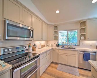 River Acres Retreat w/ Grill & River Access! - Junction City - Cocina