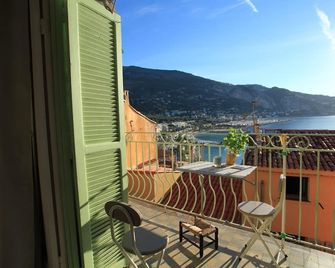Authentic townhouse in the center - Menton - Balkon