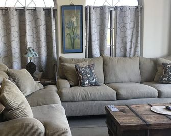 Custom 2 Bedroom Casita On a Ridge - Tanque Verde - Sala de estar