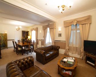 Fines Bayliwick Hotel - Bracknell - Living room