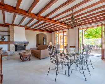 Gite des ifs piscine, jacuzzi dans le Beaujolais - Val-d'Oingt - Salle à manger