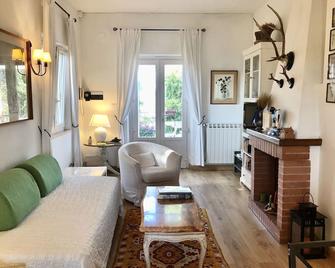 Pool, whirlpool, garden, internet WiFi close to Rome. Relax and rest. - Pomezia - Soggiorno