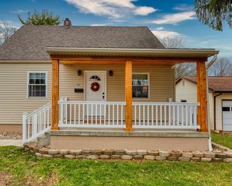 Relax at Garfield House: Your Peaceful New Concord Getaway - New Concord - Building