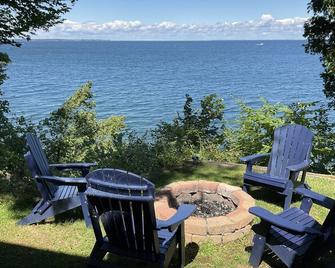 Lovely waterfront home on Lake Ontario - Henderson Harbor - Patio