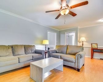 15 Mi to Raleigh: Pet-Friendly Home w/ Fire Pit! - Fuquay-Varina - Sala de estar