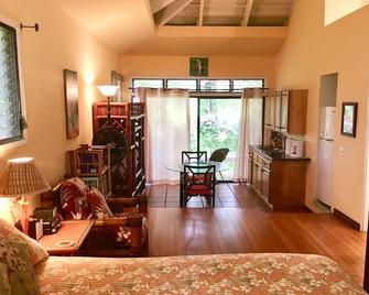 Quiet, Licensed, Clean & Affordable Cottage Studio with Kitchenette - Princeville - Living room