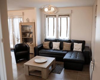 Gites Les Jardins De Qiara - Mirecourt - Living room